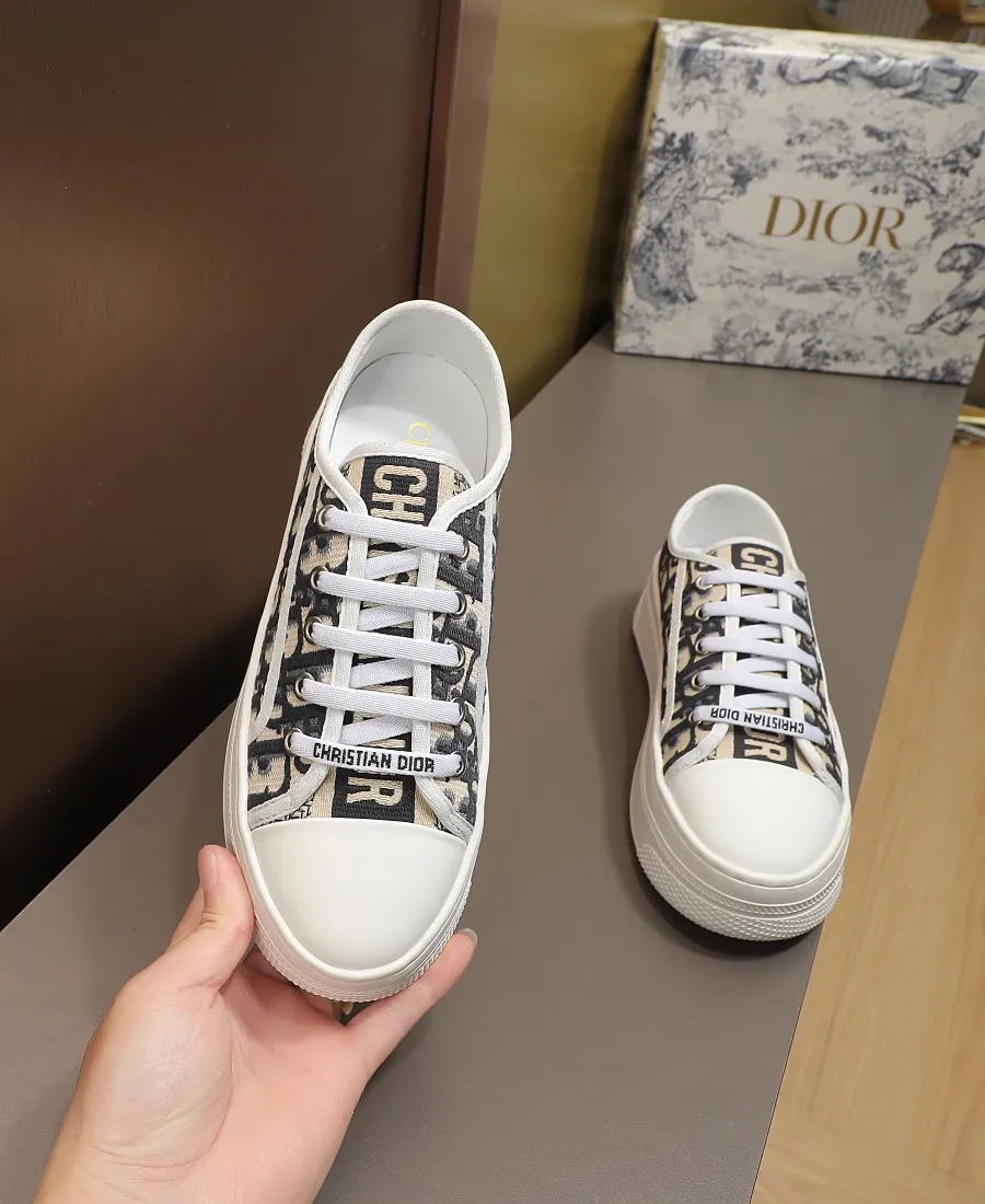 👟👟Ex-factory price 440👟👟 DIOR Dior's new thick-soled sports white shoes, electro-embroidered fabric, embroidered letters, breathable mesh lining, sheepskin for foot pads, lightweight outsole. Size: 35-40 (41 customized)